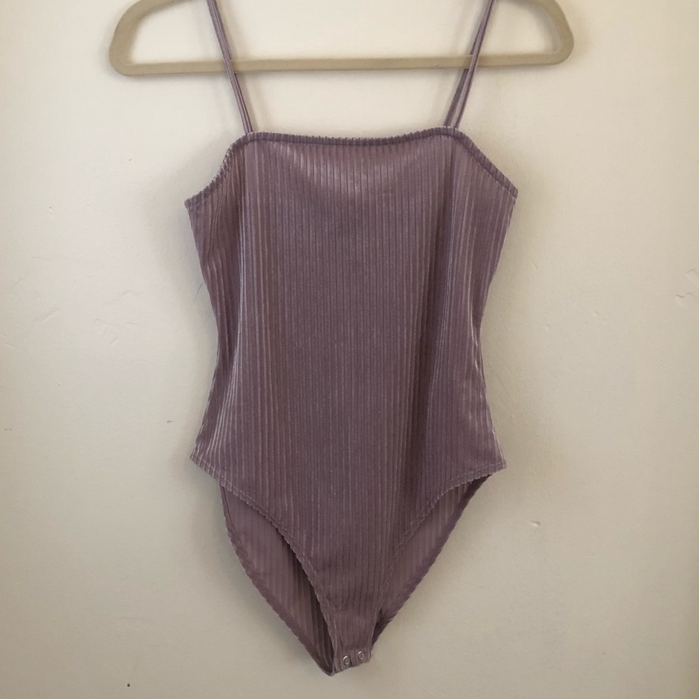 Straight neck velvet bodysuit — size small